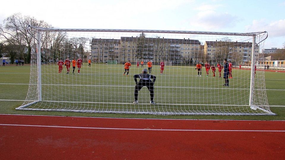 Die Angst des Tormanns beim Elfmeter: Ellars Schlussmann war machtlos, als der TuS Dehrn vom Punkt aus doch noch zum glücklichen Ausgleich kam. Symbolfoto