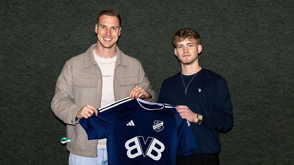 Tim-Marvin Meyer (Sportlicher Leiter TuS Hartenholm) und Lukas Franz (re.).