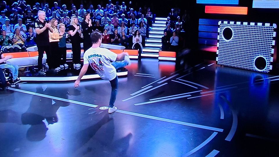 Ein unvergessliches Erlebnis: Yannick Hutzler beim Torwandschießen im Aktuellen Sportstudio