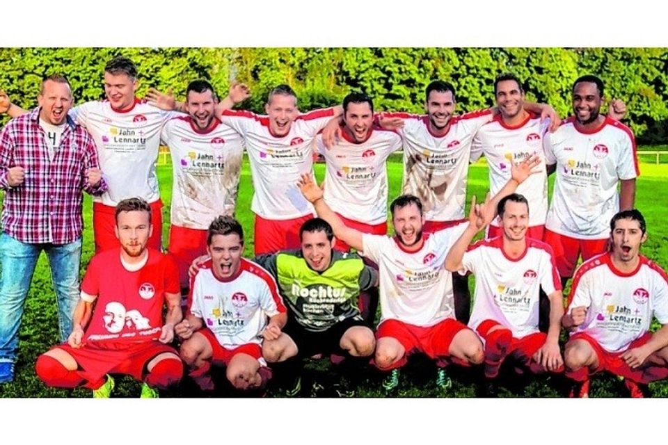 Die Mannschaft von RW Frelenberg schaffte den Hattrick, gewann zum dritten Mal in Folge den Fußball-Stadtpokal Übach-Palenbergs.Foto: agsb