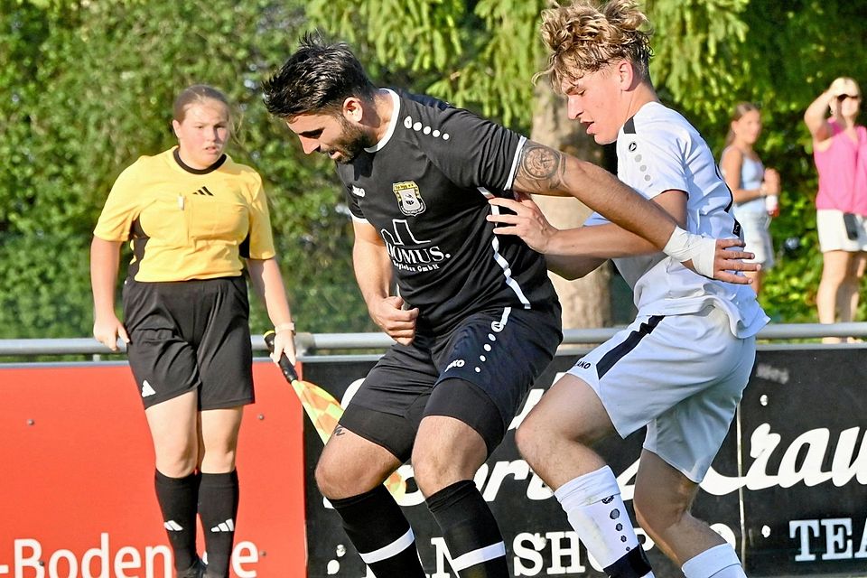 Angelo Cena (links) und die SpVgg Lagerlechfeld feiern den ersten Saisonsieg.