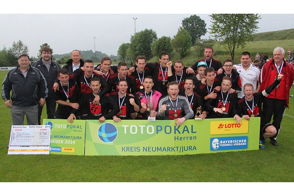 Herzlichen Glückwunsch an den FC/DJK Weißenburg, der seinen Pokalgewinn aus dem Vorjahr wiederholen konnte (Foto: Uwe Mühling).