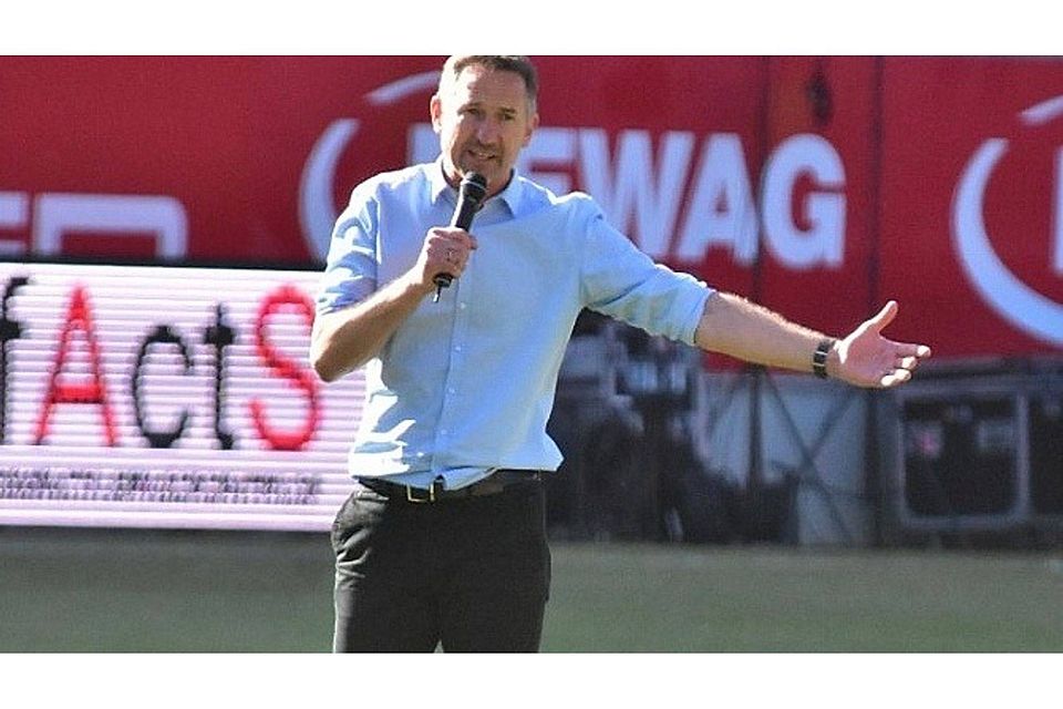 Achim Beierlorzer bedankt sich bei den Fans für eine tolle Saison. F: Staudinger