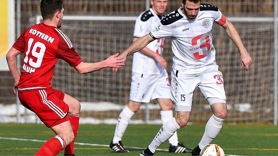 In Kottern mussten sich die Landsberger (am Ball Philipp Siegwart, hinten Andreas Beinhofer) mit 1:4 geschlagen geben, den nächsten Test bestreitet der TSV am Samstag zu Hause gegen den FC Memmingen.  F.: Erwin Hafner