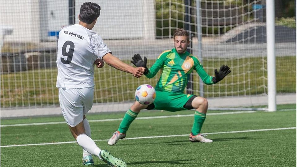 Sechs Tore, fünf Vorlagen: Mohamad Alhammod, hier gegen Rimbachs Torwart Julian Blümle, ist eine feste Größe im Angriff des Fußball-B-Ligisten VfR Bürstadt. Der will so schnell wie möglich zurück in die A-Liga. (Archiv)	Foto: Thorsten Gutschalk