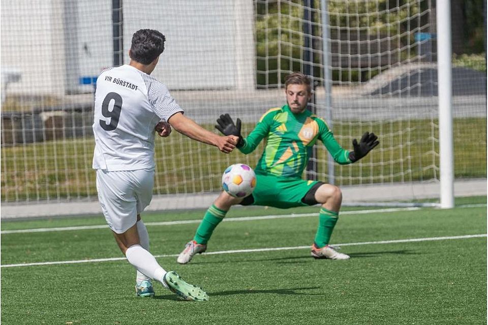 Sechs Tore, fünf Vorlagen: Mohamad Alhammod, hier gegen Rimbachs Torwart Julian Blümle, ist eine feste Größe im Angriff des Fußball-B-Ligisten VfR Bürstadt. Der will so schnell wie möglich zurück in die A-Liga. (Archiv) Foto: Thorsten Gutschalk Sechs Tore, fünf Vorlagen: Mohamad Alhammod, hier gegen Rimbachs Torwart Julian Blümle, ist eine feste Größe im Angriff des Fußball-B-Ligisten VfR Bürstadt. Der will so schnell wie möglich zurück in die A-Liga. (Archiv) Foto: Thorsten Gutschalk
