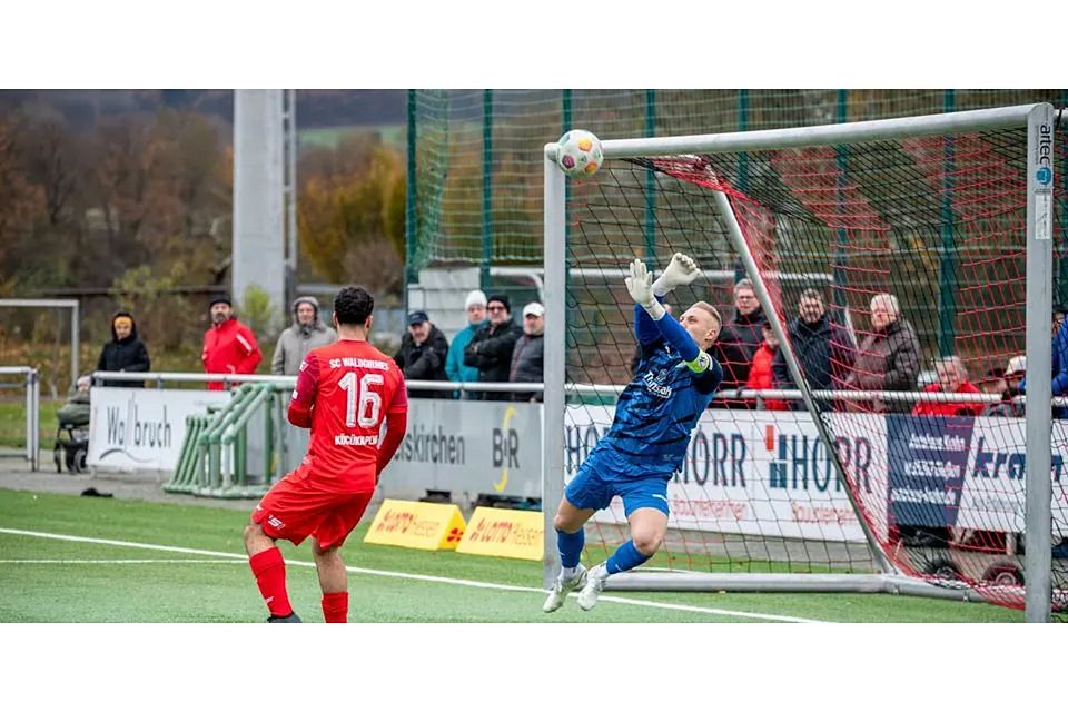 Los geht’s wieder mit der Punktejagd für Torhüter Maik Buss (r.), den SC Waldgirmes und den Rest der Fußball-Hessenligisten. Los geht’s wieder mit der Punktejagd für Torhüter Maik Buss (r.), den SC Waldgirmes und den Rest der Fußball-Hessenligisten. © Jenniver Röczey