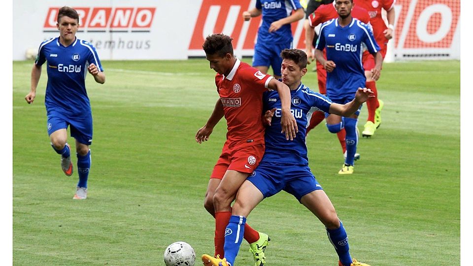 Packende Szene: Der ballführende Mainzer Heinz Mörschel (links) wird vom Karlsruher Maurizio Macorig hart bedrängt.	Foto: hbz/Henkel