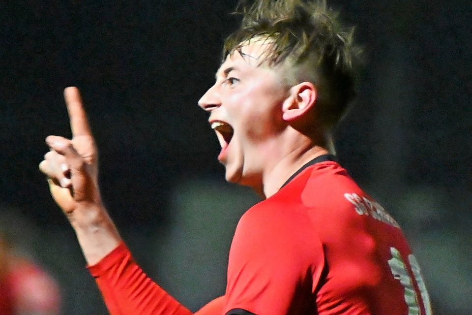 Eine gewohnte Pose: Gerade hat Jan Pidde einen weiteren Treffer für die SG Schneifel erzielt. In neun Jahren kamen 173 Treffer in 220 Einsätzen zusammen. Nun will er die Sportgemeinschaft verlassen. Wo er künftig auf Torejagd geht, ist noch offen. Eine gewohnte Pose: Gerade hat Jan Pidde einen weiteren Treffer für die SG Schneifel erzielt. In neun Jahren kamen 173 Treffer in 220 Einsätzen zusammen. Nun will er die Sportgemeinschaft verlassen. Wo er künftig auf Torejagd geht, ist noch offen.