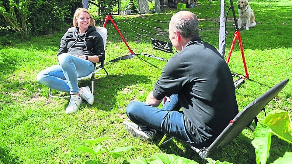 Entspannte Atmosphäre beim FuPa-Interview mit Nia Künzer und Reporter Volkmar Schäfer.