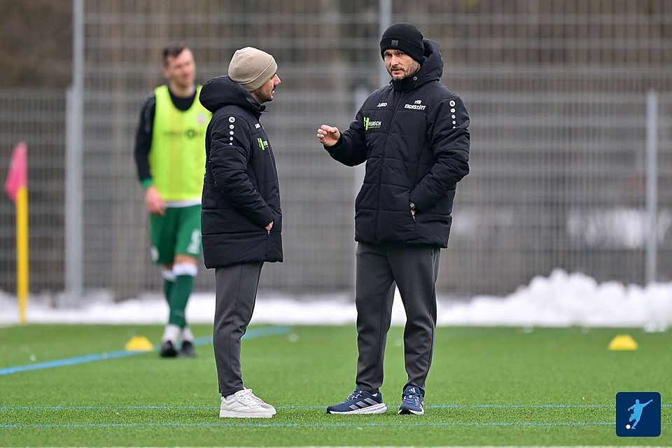 Am vergangenen Samstag schien alles noch ganz normal: Dominik Betz (re.) im Austausch mit seinem Co-Trainer Florian Grau beim 3:1-Sieg im Testspiel gegen den ASV Dachau.