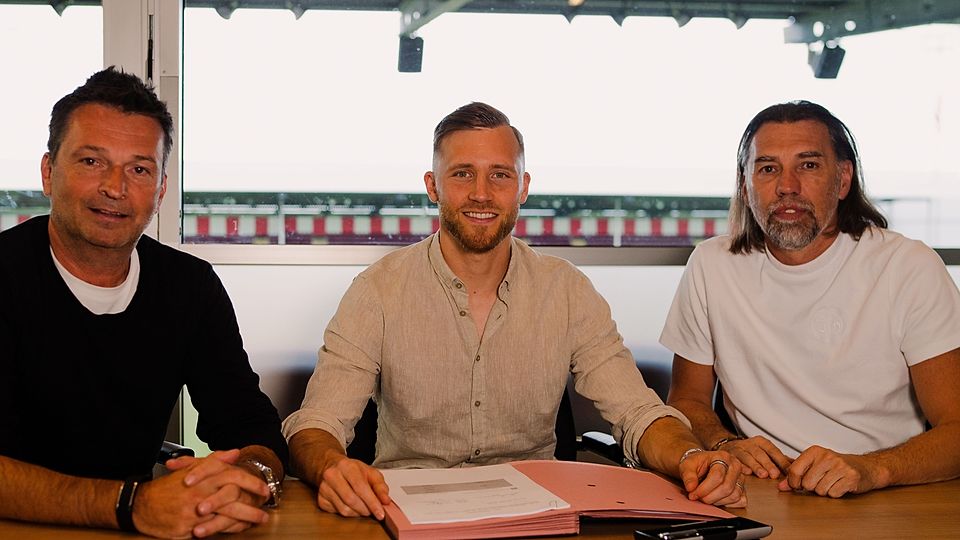 Christian Heidel (Sportvorstand Mainz 05), Silvan Widmer und Martin Schmidt (Sportdirektor Mainz 05, v. l. n. r.) bei der Verlängerung.