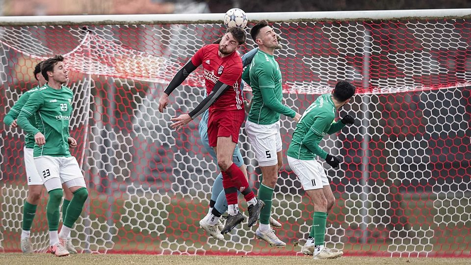 Kopfballduell im Bezirksligaspiel zwischen Peiting (Mathias Heiß) und Penzberg (Mirko Ramcic)