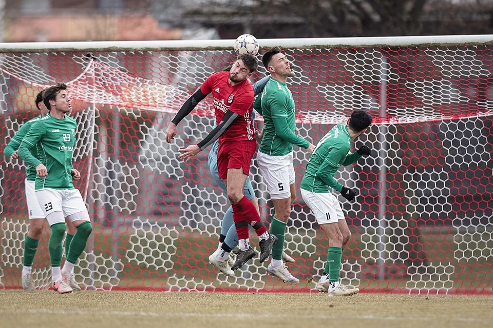 Kopfballduell im Bezirksligaspiel zwischen Peiting (Mathias Heiß) und Penzberg (Mirko Ramcic) Kopfballduell im Bezirksligaspiel zwischen Peiting (Mathias Heiß) und Penzberg (Mirko Ramcic)