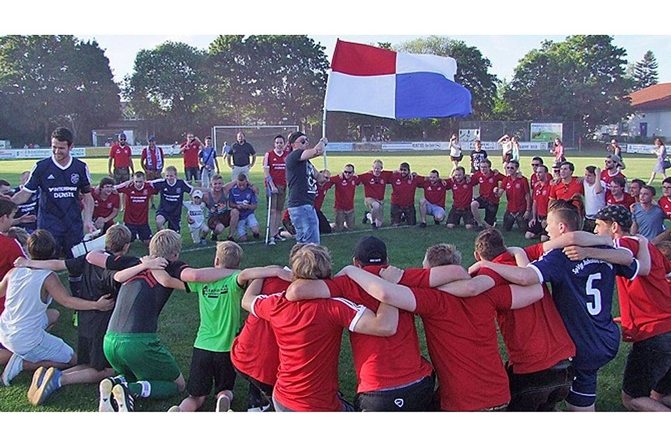 Geschafft: Spieler, Verantwortliche und Anhänger der SpVgg Joshofen-Bergheim II feiern nach dem Schlusspfiff gemeinsam den Aufstieg in die A-Klasse.  Foto: Dirk Sing