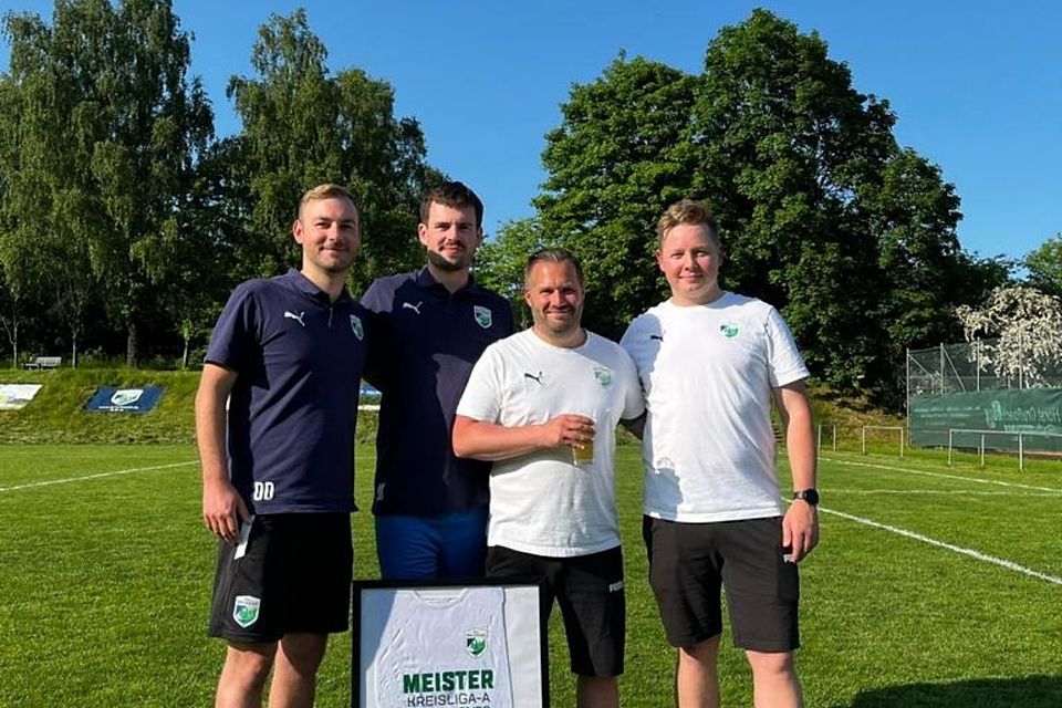 Abschied: Manni Klug (2.v. rechts) hatte den FC 2022 aus der A-Liga in die KOL geführt und dort auf Anhieb etabliert. Daniel Dietrich, Jonas Heilhecker und Raphael Kirchhof verabschieden ihn.. 