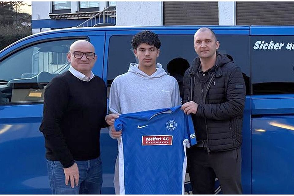 Der Sportlicher Leiter Mario Spreitzer, Alan Kurpejovic und Vorsitzender Patrick Krick.