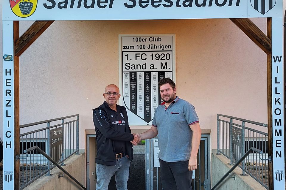 Sand-Funktionär Michael Oppelt (links) begrüßt Daniel Garbatz.