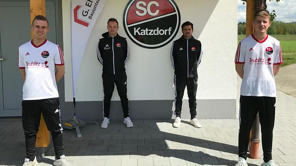 SC-Trainer Peter Dobler (2. v. r.) und Co-Trainer Christian Zitzl freuen sich über die Neuzugänge Dominik Pfab (vorne links) und Julian Liebl (vorne rechts).