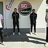 SC-Trainer Peter Dobler (2. v. r.) und Co-Trainer Christian Zitzl freuen sich über die Neuzugänge Dominik Pfab (vorne links) und Julian Liebl (vorne rechts).