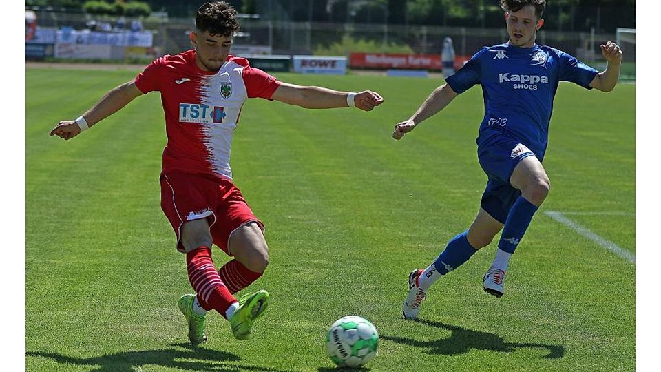Zu Beginn des Spiels mit seinen schnellen Antritten noch auffällig, tauchte Wormatia-Rechtsaußen Talha Baylan (rot) gegen Pirmasens mit zunehmender Spieldauer ab. Rechts: Kevin Büchler.	Foto: Christine Dirigo/pakalski-press