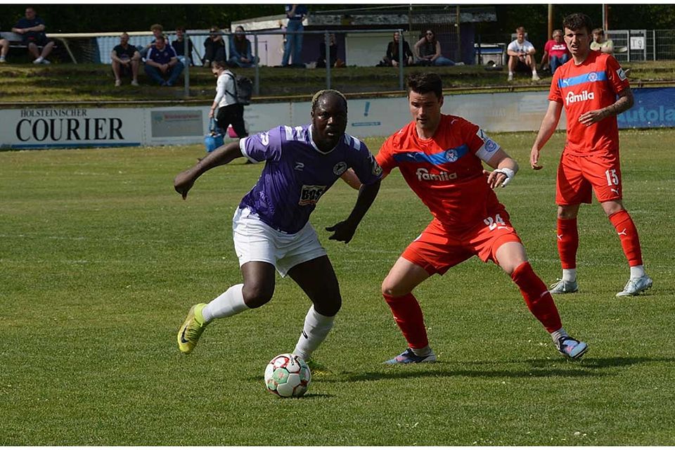 Ola Adesanya (VfR Neumünster) gegen Malte Petersen (Holstein Kiel II). 