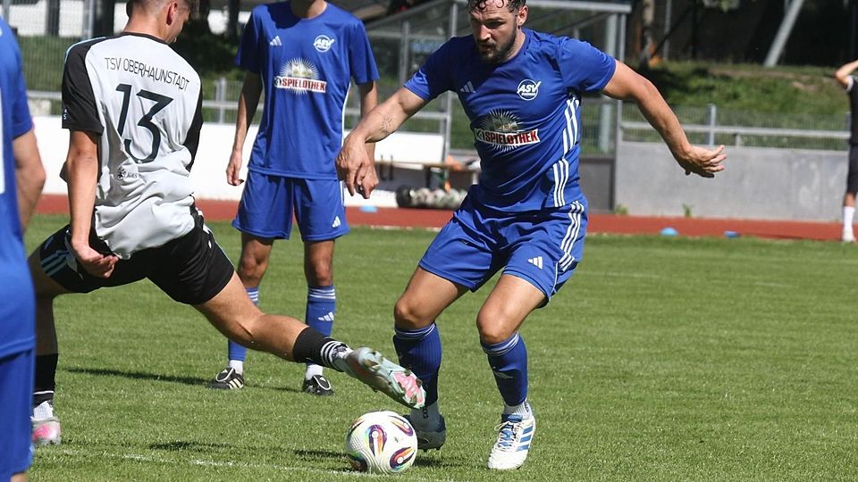 Sein 3:0 war gewissermaßen die Entscheidung – noch vor der Pause: Maximilian Bergner (rechts, hier im Zweikampf mit dem Ingolstädter Nail Dizdarevic).