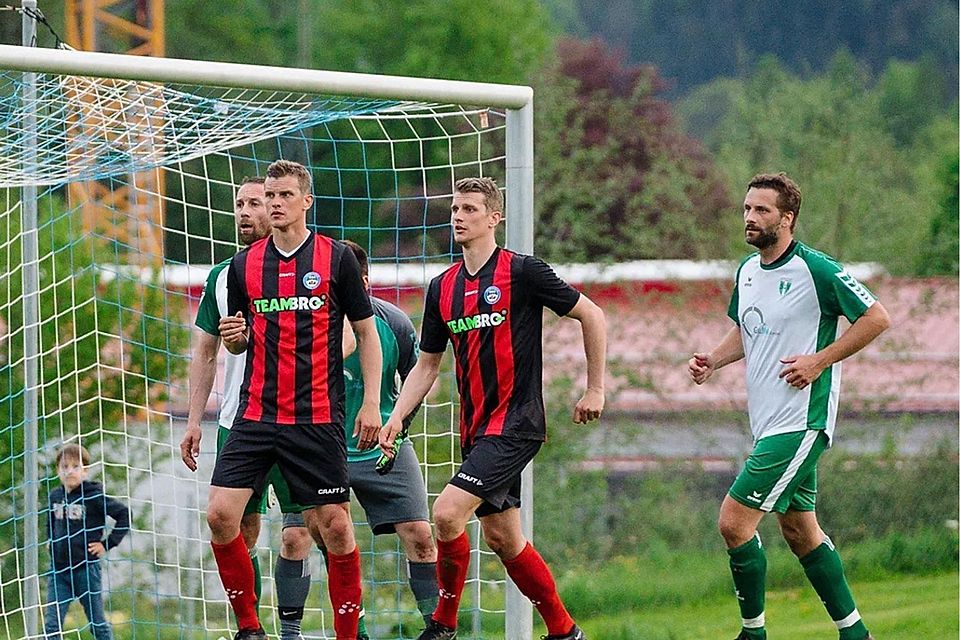 Lars Bender (2. von rechts) stieg mit seinem Bruder Sven beim TSV Brannenburg aus Kreisklasse in die Kreisliga auf.