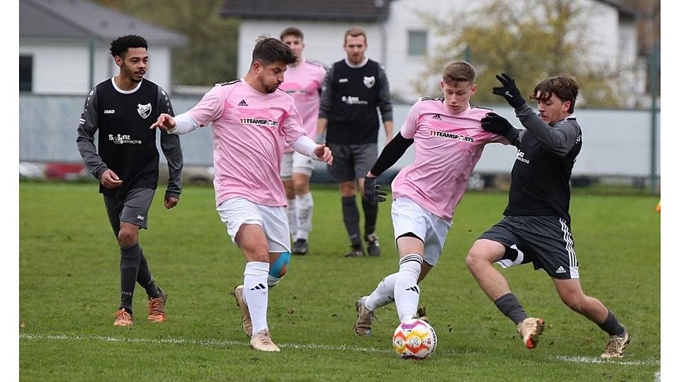 Kaum ein Durchkommen: Fürfelds Spielertrainer Maurice Fischer (rosa Trikot, 2. von links) und Teamkollege Nils Themann taten sich gegen die SG Guldenbachtal, hier mit Stefan Luge (links) Julian Wolf schwer.	Foto: Edgar Daudistel