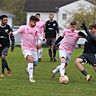 Kaum ein Durchkommen: Fürfelds Spielertrainer Maurice Fischer (rosa Trikot, 2. von links) und Teamkollege Nils Themann taten sich gegen die SG Guldenbachtal, hier mit Stefan Luge (links) Julian Wolf schwer.	Foto: Edgar Daudistel