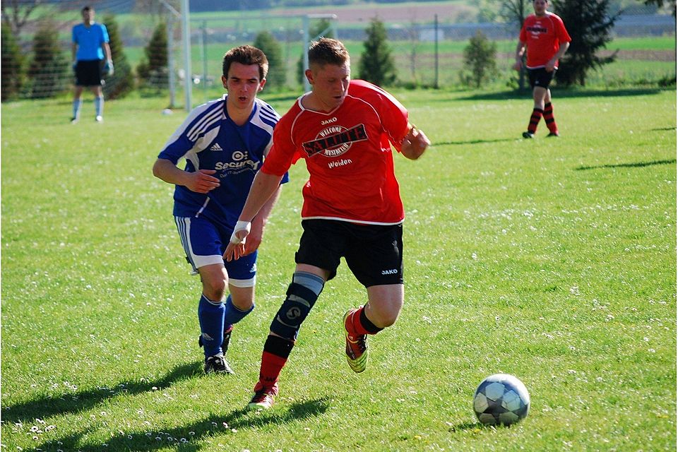 Auch der zweikampfstarke Rothenstädter Denis Pflug konnte die Niederlage in Neustadt nicht vermeiden.Hier in Aktion gegen einen Gegenspieler beim Spiel gegen den SV Floss. Foto: Rainer Rosenau