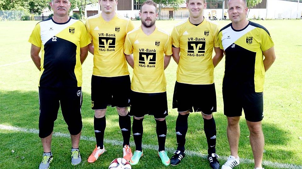 Trainer Jürgen Fuchs (rechts) und seine Neuen. Von links Torwarttrainer Josef Ströhl, Co-Trainer Benny Schmid, Florian Sandner und Daniel Frank.