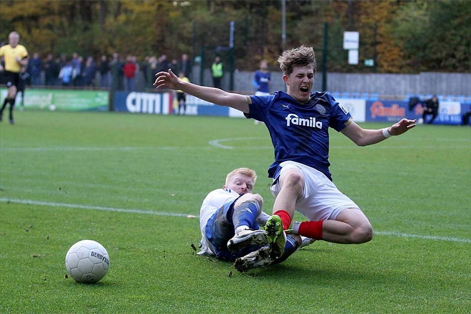 Jark Decker (TuS Rotenhof) im Tackling gegen Veit Lückner (Holstein Kiel II).