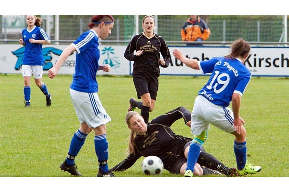 Ordentlich ins Stolpern geraten sind die Spielerinnen des FC Moosburg (schwarz): Sie rutschten auf den vorletzten Tabellenplatz ab FOTO: WILLNER