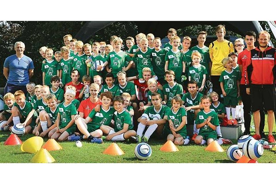 Lernten in der Fußballschule der Ganterkicker viele Tricks: die Teilnehmer des Fußballcamps auf dem Sportplatz der Sportfreunde Littel-Charlottendorf. Jutta Rudolf