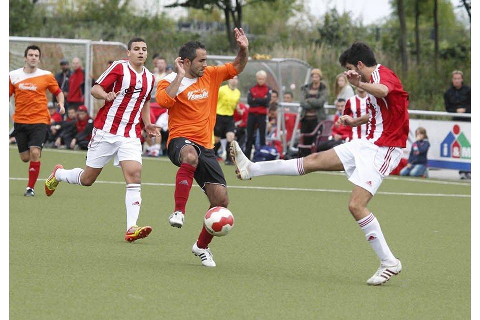 Ahmet-Ali Suicmez (links) wird in dieser Szene von einem Gegenspieler hart attackiert. Der Niederkasseler Goalgetter revanchiert sich hierfür mit zwei Treffern., Foto: magro/schöning