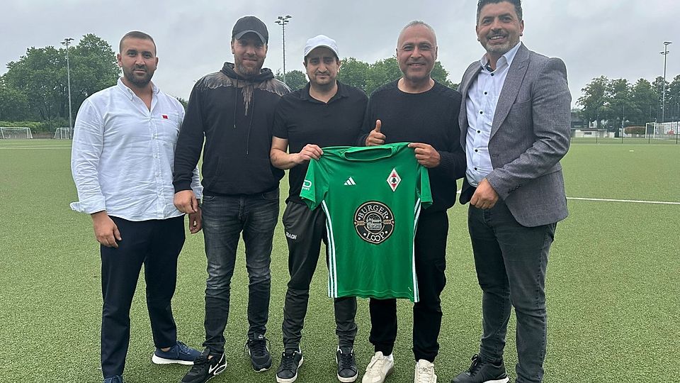 Ayhan Kirlangic (2. von rechts) freut sich über die Einigung mit den Verantwortlichen von AL-ARZ Essen.