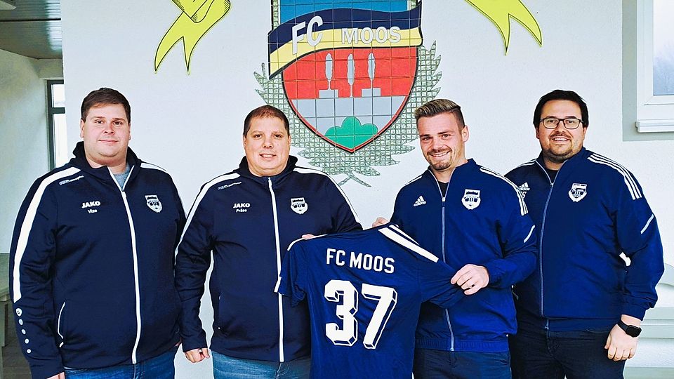 Die Verantwortlichen des FC Moos mit Stefan Gallmaier (zweiter von rechts) 