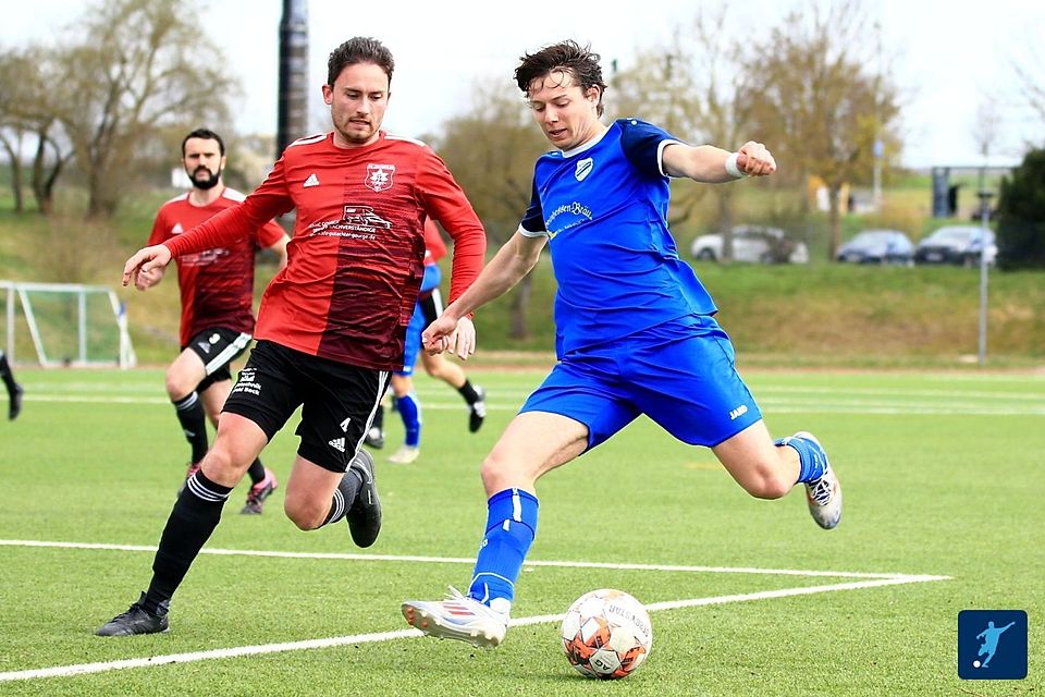 Der FC Lörzweiler (rote Trikots) muss im Abstiegskampf noch Punkten, während TSV Ebersheim (blaue Trikots) noch im Rennen um den Aufstieg mitmischt Der FC Lörzweiler (rote Trikots) muss im Abstiegskampf noch Punkten, während TSV Ebersheim (blaue Trikots) noch im Rennen um den Aufstieg mitmischt