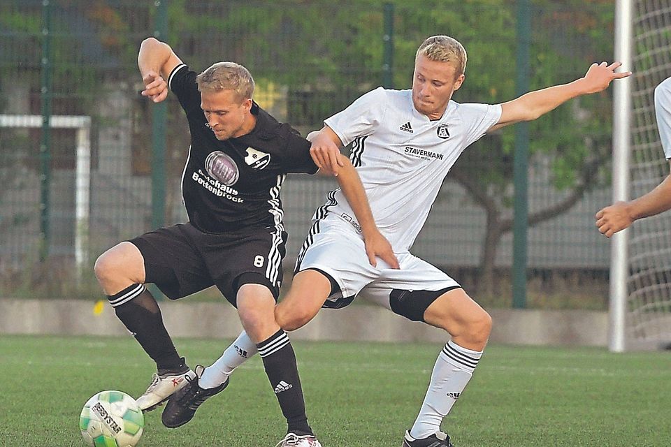 Noch nicht auf Augenhöhe: Der FC Kalkriese (in schwarz) bei den Sportfreunden Lechtingen.