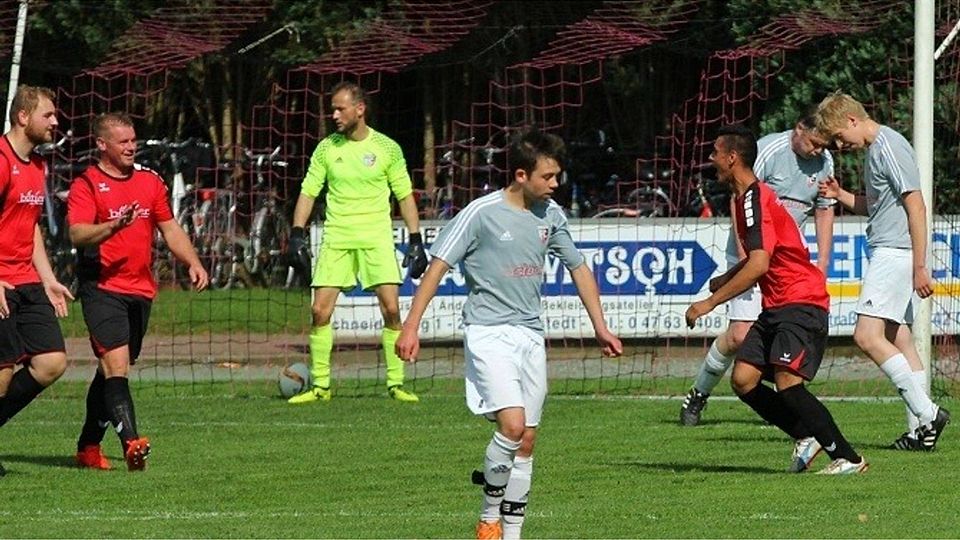 Jubel beim TSV Gnarrenburg II nach dem Treffer zum 4:1-Endstand durch Mohamad Alahmad.Foto: Specht