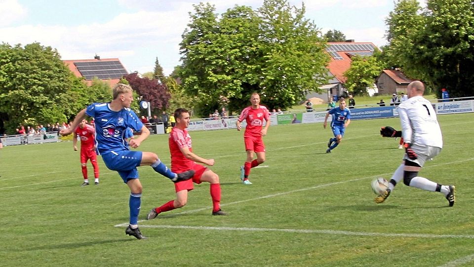 Dieser Schuss von Alerheims Sebastian Hertle (links) brachte noch kein Tor, in der Schlussminute traf er aber zum 3:1 gegen die SG Buchdorf/Daiting.