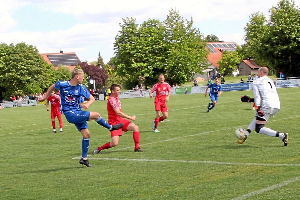 Dieser Schuss von Alerheims Sebastian Hertle (links) brachte noch kein Tor, in der Schlussminute traf er aber zum 3:1 gegen die SG Buchdorf/Daiting.