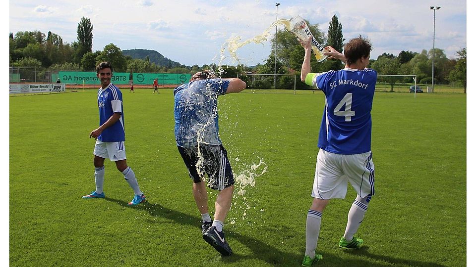 Die Rituale sind die gleichen: Markdorfs Nico Weimer verpasst nach dem Sieg in Worblingen dem Meistertrainer Bernd Filzinger eine Bierdusche. Fotos: Peter Pisa