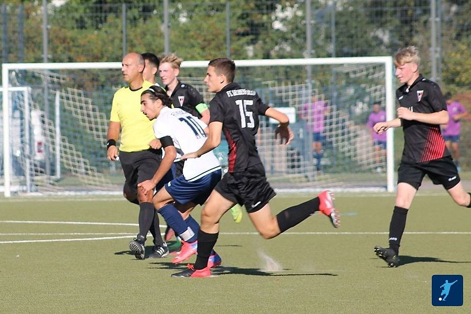 Eine Szene aus dem Spiel des FC Pesch gegen den FC Wegberg-Beeck,