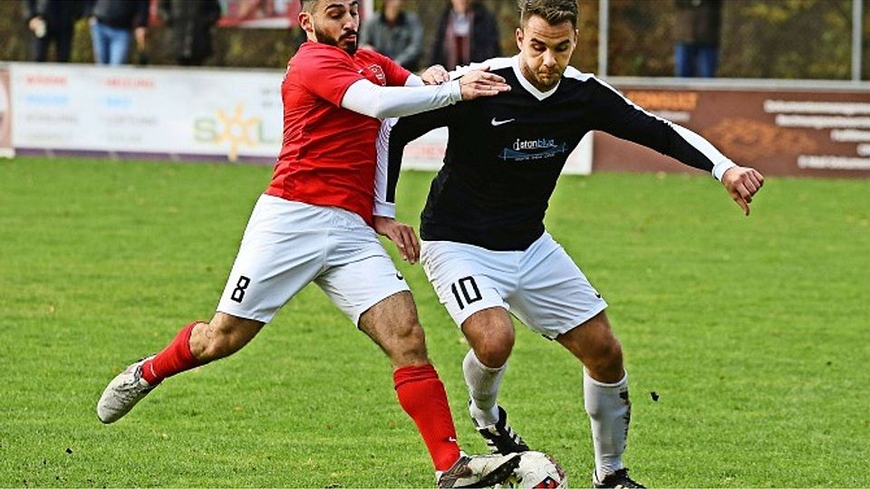 Cannstatts Patrick Weigl (rechts) im Duell mit Puria Masoumifar, dem Mittelfeldmotor von Türkspor Stuttgart. Foto: Holger Strehlow (z)