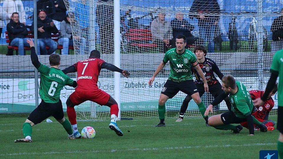 Im letzten Heimspiel des Kalenderjahres 2024 möchte Ligaprimus 1. FC Rieden (in Grün-Schwarz) auch gegen den TSV Königstein seine auf eigenem Terrain bislang weisse Weste nicht beflecken lassen..