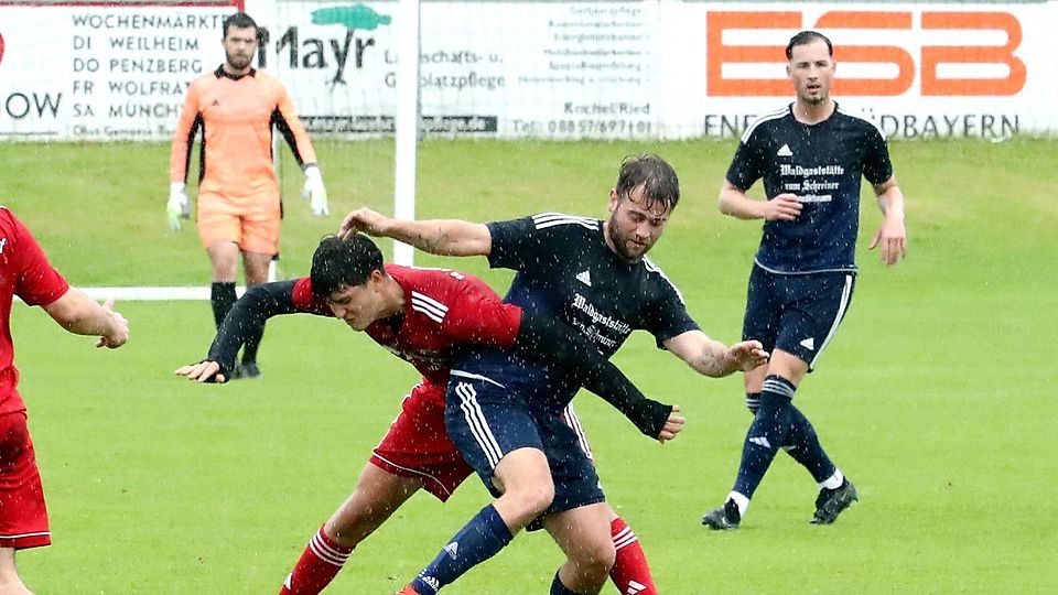Der Druck ist weg: Und dann erwischten Benedikt Guggemos (re.) und die Benediktbeurer gleich einen „gebrauchten Tag“ gegen Antdorf.