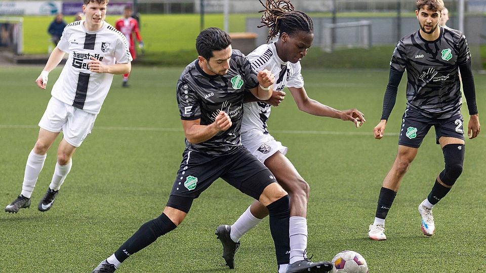 Setzt sich auch in diesem Zweikampf durch: Der auffällige Yannick Younga (2. v. r.), Eilendorfs Torschütze zum 3:0-Endstand.