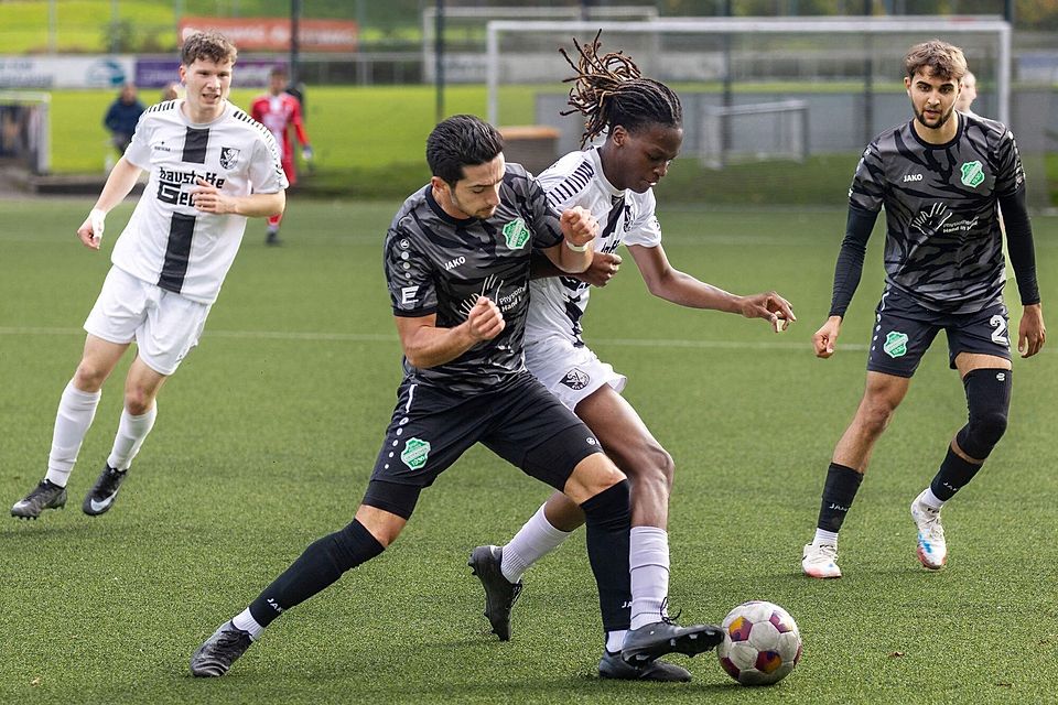 Setzt sich auch in diesem Zweikampf durch: Der auffällige Yannick Younga (2. v. r.), Eilendorfs Torschütze zum 3:0-Endstand. Setzt sich auch in diesem Zweikampf durch: Der auffällige Yannick Younga (2. v. r.), Eilendorfs Torschütze zum 3:0-Endstand.